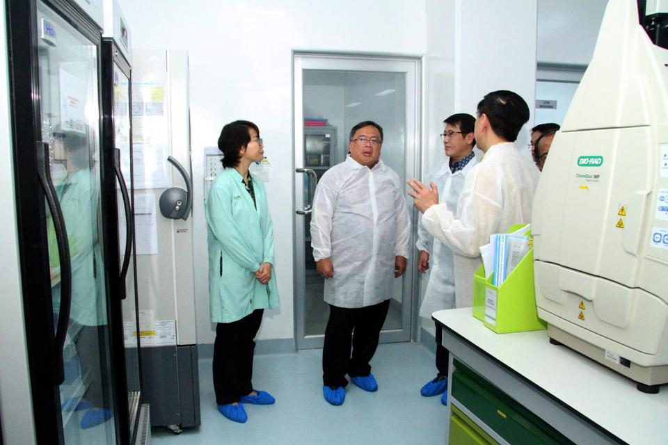 Ilustrasi, kunjungan Menteri Riset dan Teknologi Bambang Brodjonegoro ke fasilitas laboratorium bioteknologi PT Kalbe Farma. Dua produk imunomodulator herbal Kalbe Farma menjalani uji klinik di RS Wisma Atlet sejak 8 Juni 2020 dan ditargetkan selesai Agus