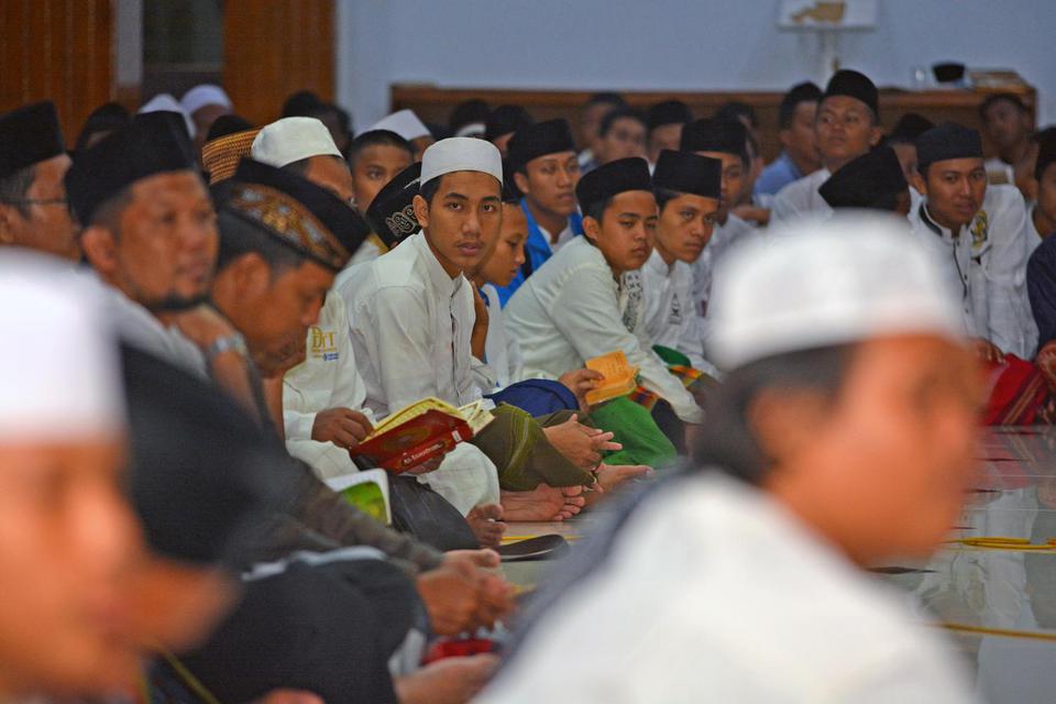 Ilustrasi warga membaca doa penutup tahlil