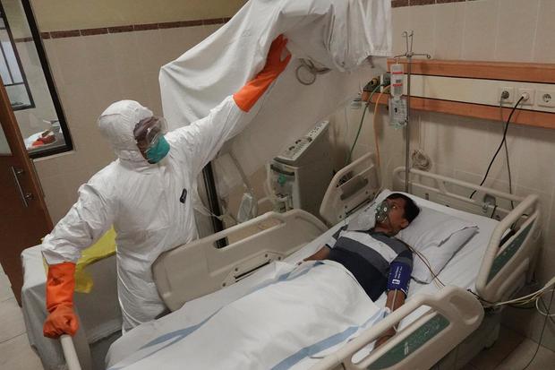 Ilustrasi, petugas medis melakukan penanganan pasien terjangkit virus corona