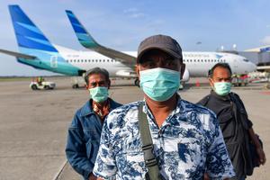 PENUMPANG PESAWAT BERMASKER MENUJU NATUNA