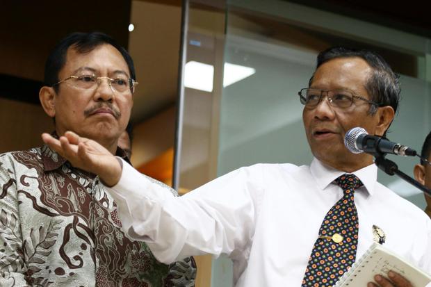 Menko Polhukam Mahfud MD (kanan) didampingi Menteri Kesehatan Terawan Agus Putranto (kiri) memberikan keterangan pers usai mengadakan pertemuan di Jakarta, Selasa (4/2/2020). Pertemuan tersebut untuk membahas penanganan pengamanan ratusan WNI yang baru sa