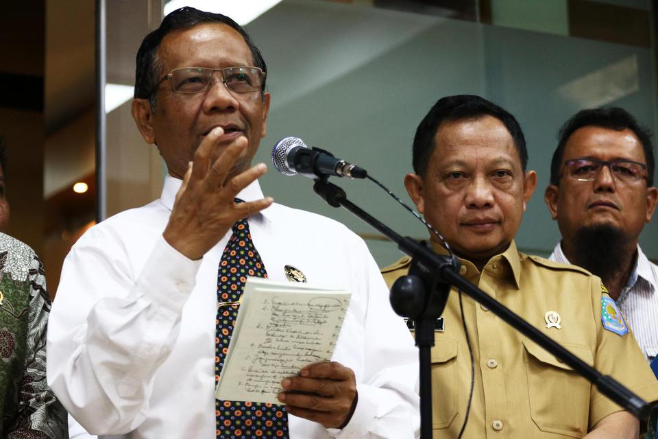 Menko Polhukam Mahfud MD (kiri) didampingi Mendagri Tito Karnavian (kanan) memberikan keterangan pers usai mengadakan pertemuan di Jakarta, Selasa (4/2/2020). Pertemuan tersebut untuk membahas penanganan pengamanan ratusan WNI yang baru saja dievakuasi ke