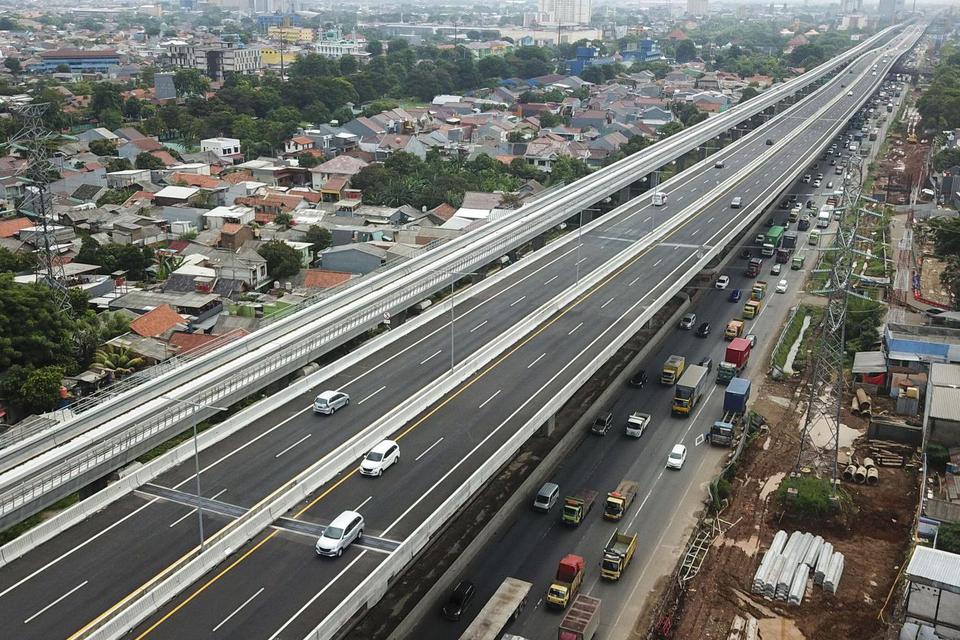 Sejumlah kendaraan melintasi sambungan 2 sisi jembatan (expansion joint) tol layang Jakarta-Cikampek (Japek) II elevated Bekasi, Jawa Barat, Selasa (4/2/2020). Menteri Pekerjaan Umum dan Perumahan Rakyat (PUPR) Basuki Hadimuljono mentargetkan 95 titik pe
