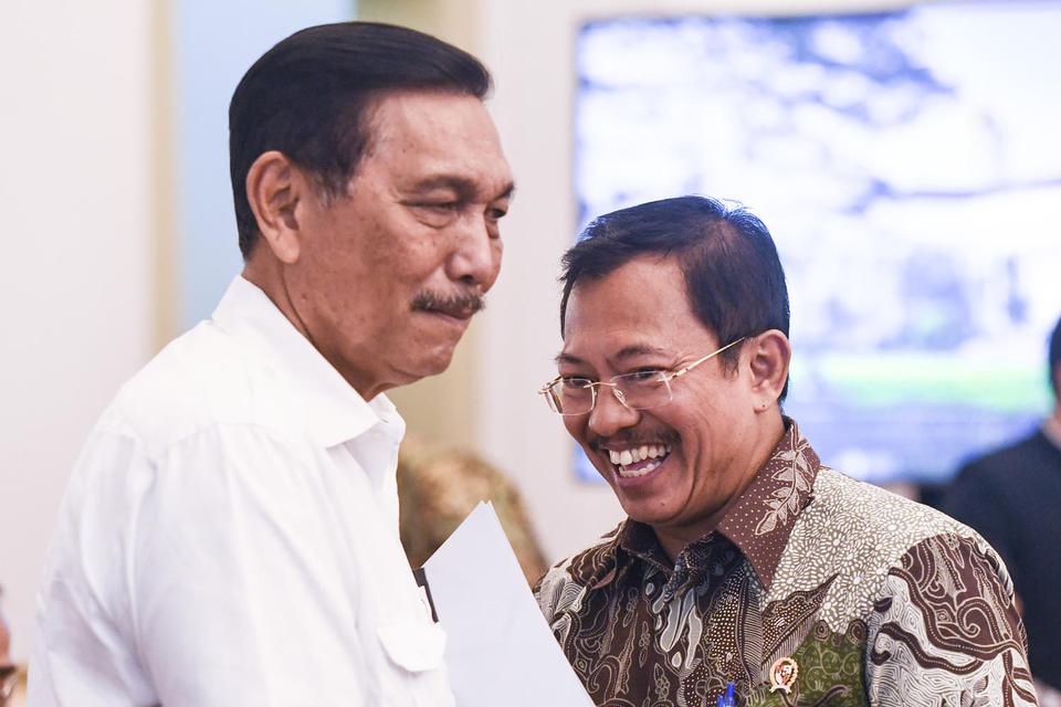 Menteri Kesehatan Terawan Agus Putranto (kanan) berbincang dengan Menko Kemaritiman dan Investasi Luhut Binsar Pandjaitan (kiri) sebelum mengikuti rapat terbatas (ratas) di Istana Bogor, Jawa Barat, Selasa (4/2/2020). Ratas tersebut membahas kesiapan dam