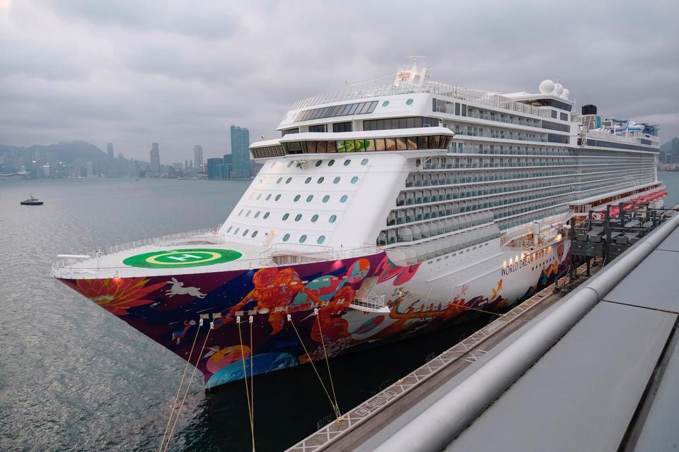 Kapal pesiar World Dream yang dilarang memasuki Taiwan di tengah kekhawatiran infeksi virus korona diantara penumpangnya, berlabuh di Kai Tak Cruise Terminal di Hong Kong, China, Rabu (5/2/2020).