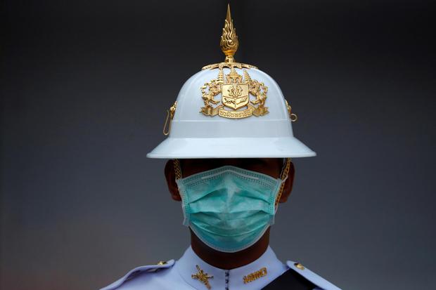 Ilustrasi Seorang Thai Royal Guard memakai masker saat ia berdiri berjaga di dalam Royal Palace di Bangkok, Thailand, Rabu (5/2/2020).