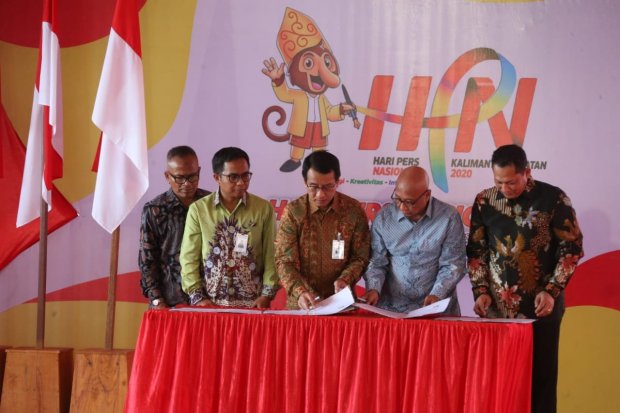 Direktur Bisnis Korporasi BNI Putrama Wahju Setyawan (tengah), Direktur Jaringan dan Layanan BRI Ahmad Solihin Lutfiyanto (kedua kiri), Direktur Utama Bulog Budi Waseso (kanan), dan Direktur Astra Internasional Pongki Pamungkas (kedua kanan) menandatangan