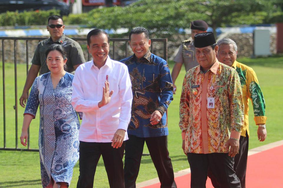 Presiden Joko Widodo (kedua kiri) didampingi Ketua MPR Bambang Soesatyo (ketiga kiri), Ketua DPR Puan Maharani (kiri), Ketua Dewan Pers Muhammad Nuh (kanan) dan Gubernur Kalimantan Selatan Sahbirin Noor (kedua kanan) berjalan menuju lokasi acara puncak pe