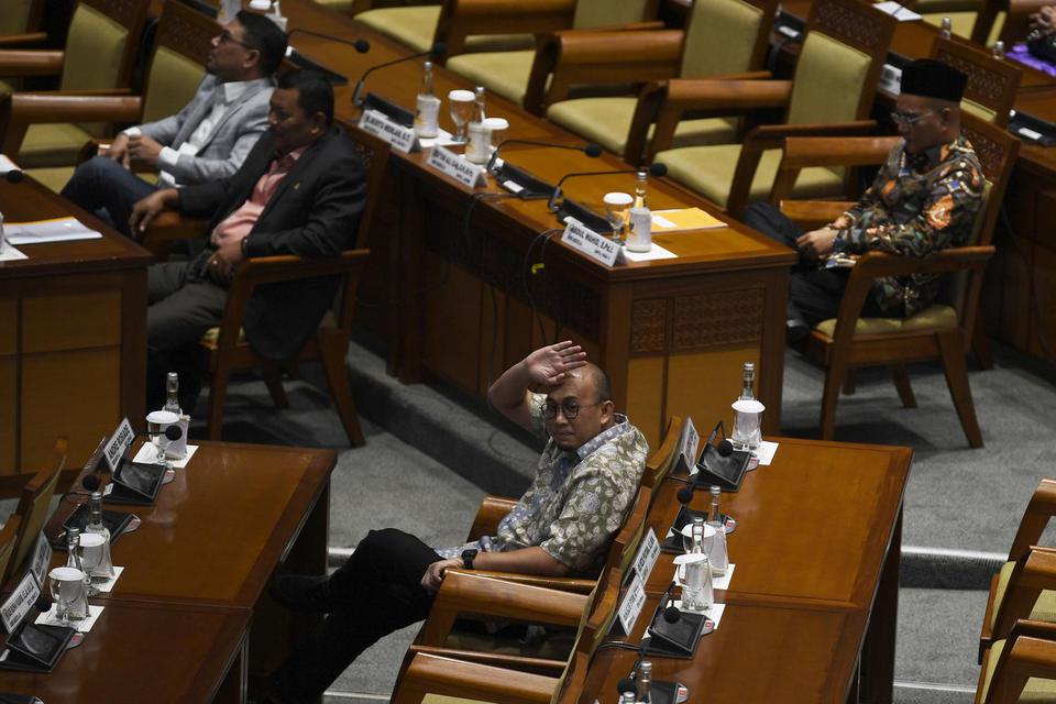 Anggota DPR Fraksi Partai Gerindra Andre Rosiade (tengah) di Kompleks Parlemen, Senayan, Jakarta, Kamis (6/2/2020). 