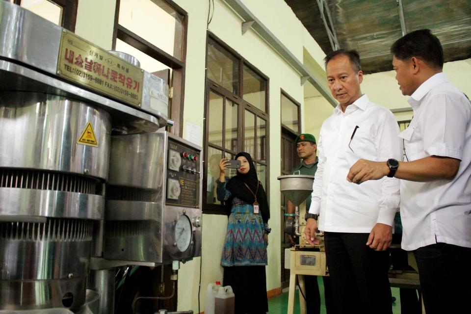 Menteri Perindustrian Agus Gumiwang Kartasasmita (kedua kanan) meninjau Balai Diklat Industri Makassar, Sulawesi Selatan, Senin (10/2/2020). Lewat Perpres baru, Jokowi membuka posisi Wakil Menteri Perindustrian.
