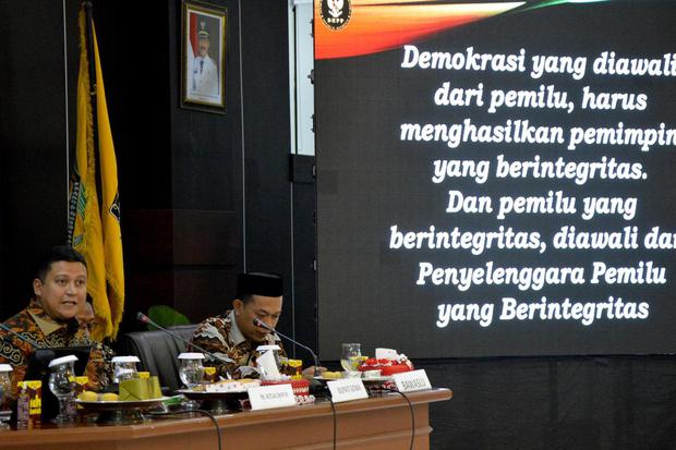 Pelaksana tugas (Plt) Ketua Dewan Kehormatan Penyelenggara Pemilu (DKPP) Muhammad (kiri) berbicara pada acara sosialisasi netralitas Aparatur Sipil Negara (ASN) jelang Pilkada Serentak di Kabupaten Gowa, Sulawesi Selatan, Senin (10/2/2020). 