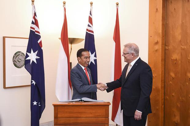 Presiden Joko Widodo (kiri) bersalaman dengan Perdana Menteri Australia Scott Morrison saat melakukan pertemuan bilateral di gedung parlemen Australia, Canberra, Australia, Senin (10/2/2020). Kedua negara menyepakati ratifikasi perjanjian Indonesia-Austra
