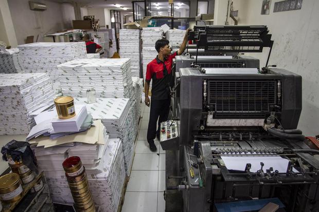 Pekerja memeriksa kondisi mesin di percetakan Bintang Sempurna, Bendungan Hilir, Jakarta, Rabu (12/2/2020). Badan Pusat Statistik (BPS) mencatat pertumbuhan industri manufaktur besar dan sedang pada 2019 naik sebesar 4,01 persen terhadap tahun sebelumnya,