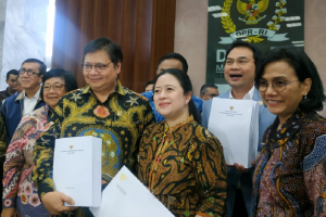 Menteri Koordinator Bidang Perekonomian Airlngga Hartarto beserta sejumlah ikut hadir dalam penyerahan draf Rancangan Undang-undang Omnibus Law Cipta 