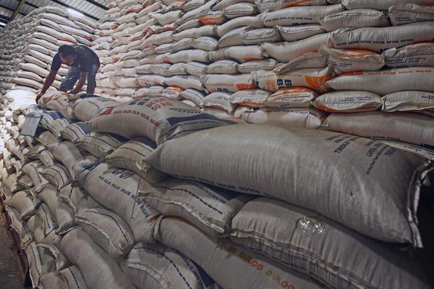 Pekerja menumpuk karung beras stok Bulog di Gudang Bulog Banten, di Serang, Rabu (12/2/2020). Dirut Perum Bulog Budi Waseso menegaskan kesiapanya untuk menyerap beras dari petani pada musim panen mendatang meski masih harus menyalurkan 1,8 juta ton stok l