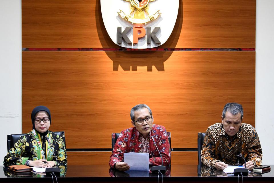 Wakil Ketua KPK Alexander Marwata (tengah) di Gedung KPK, Jakarta, Jumat (14/2/2020). 