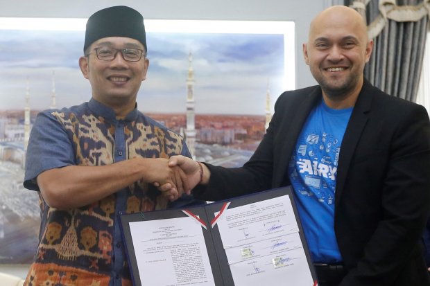 Ridwan Kamil, Gubernur Jawa Barat dan Alfonso Kodoatie, CEO Airy (kanan) saat penandatanganan nota kesepahaman (MoU) pengembangan SDM Tourism 4.0 di Bandung, hari ini (18/2). Penandatangan tersebut menandai resminya kerja sama antara Airy, perusahaan Acco