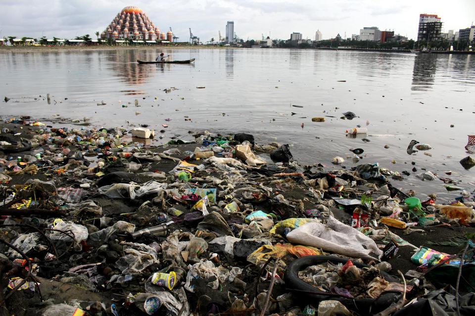Nelayan mencari ikan di dekat pantai CPI (Center Point of Indonesia) yang dipenuhi sampah plastik di Makassar, Sulawesi Selatan, Rabu (19/2/2020). Kurangnya kesadaran pengunjung area publik di daerah itu serta minimnya pengawasan mengakibatkan masih banya