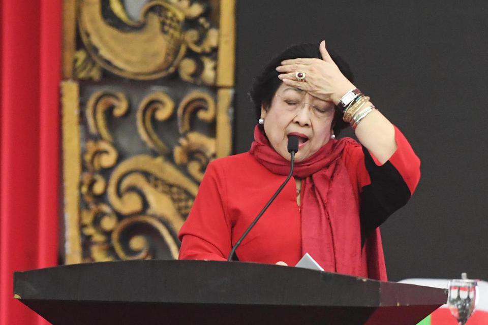 Ketua Umum PDI Perjuangan Megawati Soekarnoputri berpidato usai pengumuman nama-nama calon kepala daerah dan calon wakil kepala daerah yang diusung dalam Pilkada Serentak 2020 di Jakarta, Rabu (19/2/2020). PDI Perjuangan secara resmi mengumumkan 49 pasang