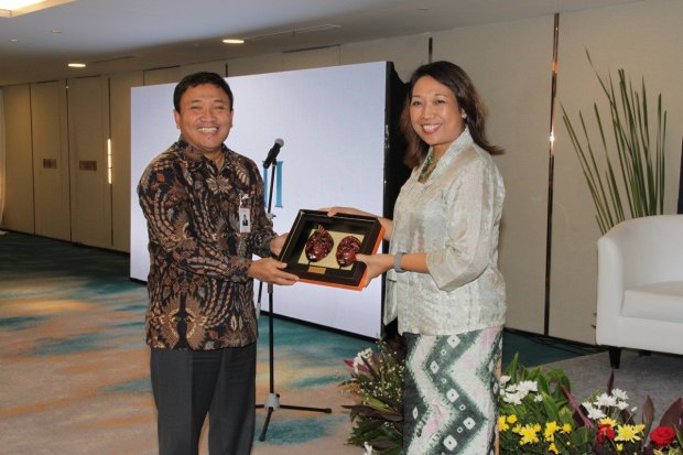 Direktur Tresuri dan Internasional BNI Bob Tyasika Ananta (kiri) menyerahkan cenderamata kepada Direktur Perundingan Bilateral Dirjen PPI Kemendang Made Marthini (kanan) pada Business Forum: Indonesia – Japan di Jakarta, Selasa (18 Februari 2020).