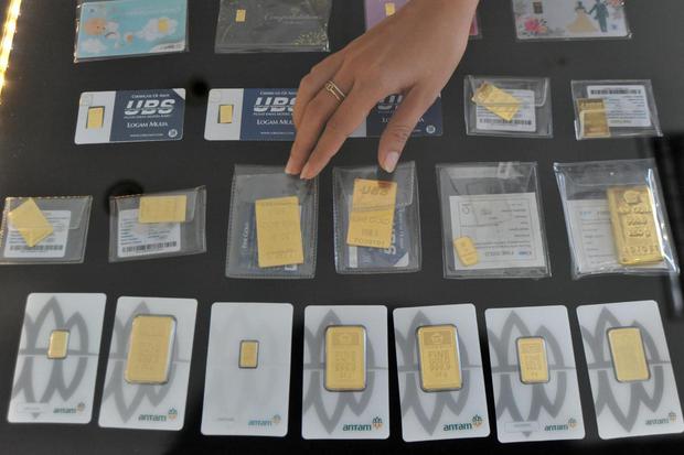 Petugas menunjukkan emas batangan, di galeri 24 penjualan Logam Mulia, di Padang, Sumatera Barat, Jumat (21/2/2020). Harga emas dari PT Antam terpantau di laman Logam Mulia pada Jumat (21/2), kembali naik dari Rp788 ribu per gram menjadi Rp793 ribu per gr