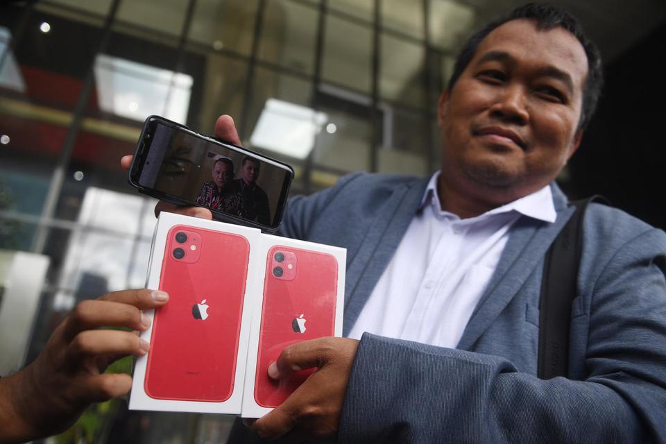 Koordinator Masyarakat Anti Korupsi Indonesia (MAKI) Boyamin Saiman menunjukkan dua buah Iphone 11 untuk pemberi informasi keberadaan DPO KPK Harun Masiku dan Nurhadi di Gedung KPK, Jumat (21/2/2020). MAKI menitipkan kedua Iphone tersebut kepada KPK untuk