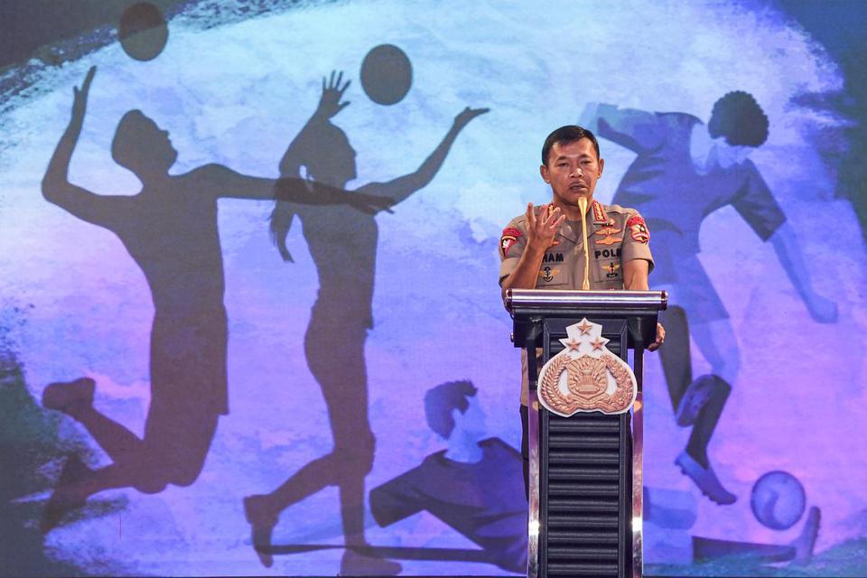 Kapolri Jenderal Pol Idham Azis memberi sambutan saat Peluncuran tim dan kostum Bhayangkara di Auditorium Perguruan Tinggi Ilmu Kepolisian (PTIK), Jakarta, Senin (24/2/2020). Kapolri meresmikan jersey tiga tim binaan Polri yaitu Bhayangkara FC, Bhayangkar