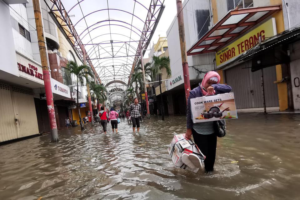 Kadin DKI: Pengunjung Pusat Perdagangan Turun 40% Imbas Banjir Jakarta.