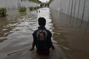 UNDERPASS JALAN ANGKASA JADI KOLAM BERMAIN