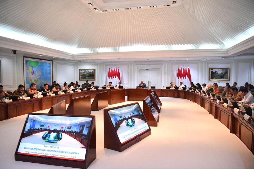 Suasana rapat terbatas yang dipimpin Presiden Joko Widodo di Kantor Presiden, Jakarta, Rabu (26/2/2020). Rapat kabinet tersebut membahas perpindahan Ibu Kota Negara.