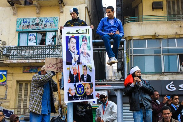 Ribuan pengunjuk rasa berbondong-bondong ke Lapangan Tahrir Kairo, Mesir, untuk demonstrasi menurunkan Hosni Mubarak, 22/11/ 2011.
