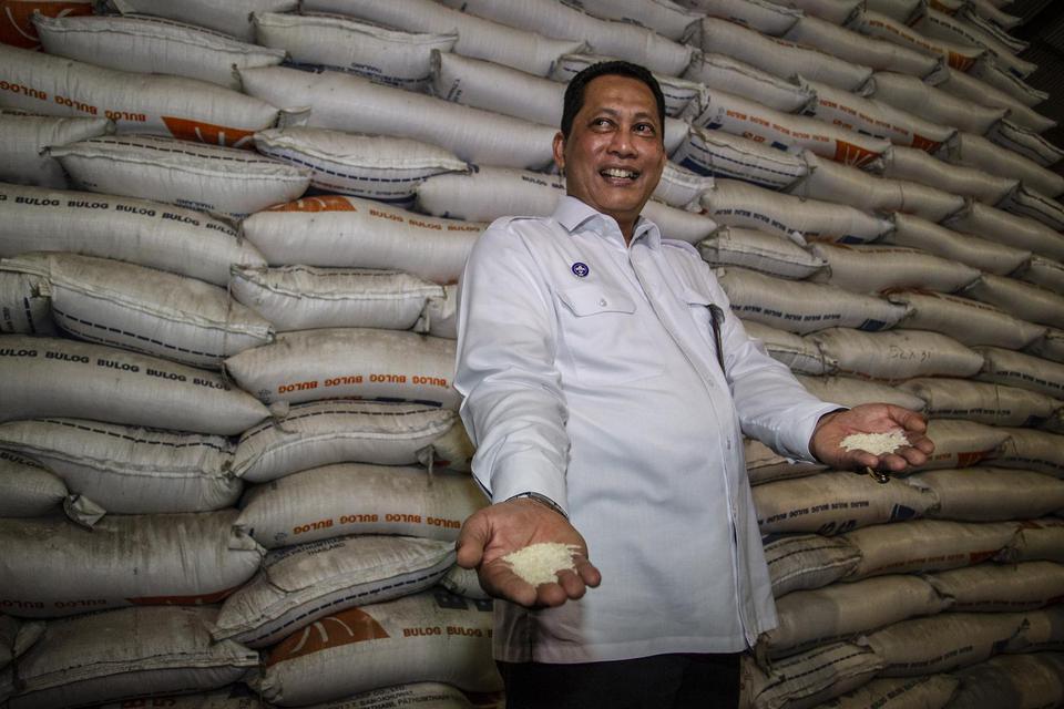 Dirut Bulog Budi Waseso menunjukkan beras saat meninjau pasokan beras di gudang Bulog, Kelapa Gading, Jakarta, Kamis (27/2/2020). 