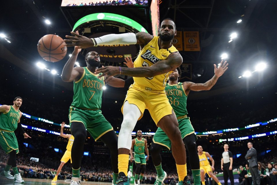 LeBron James (kostum kuning) saat membela Lakers melawan Boston Celtics.