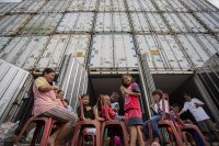 Mengungsi Di Peti Kemas Kosong