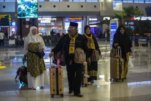 Jamaah Umrah Menumpuk di Bandara