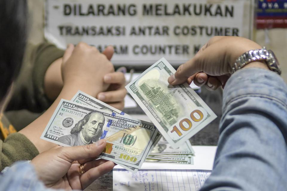 Terseret Gejolak Pasar Saham, Kurs Rupiah Sentuh Rp 14.653 per Dolar.