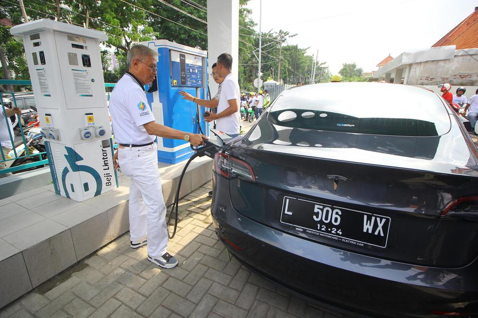 Pemilik mobil listrik mengisi daya kendaraannya di sela-sela peresmian Stasiun Pengisian Kendaraan Listrik Umum (SPKLU) PLN di Surabaya, Jawa Timur, Sabtu (29/2/2020). 