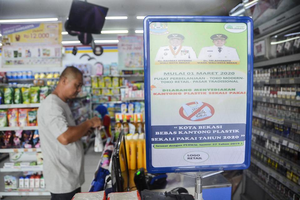 Pembeli memilih barang belanjaan di Minimarket di Bekasi, Jawa Barat, Jum'at (21/2/2020). Pemerintah Kota Bekasi mulai 1 Maret 2020 melarang penggunaan kantong plastik di pasar tradisional, minimarket dan pasar swalayan.