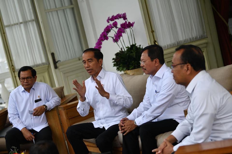Presiden Joko Widodo (kedua kiri) didampingi Menteri Kesehatan Terawan Agus Putranto (kedua kanan), Menseskab Pramono Anung (kiri) dan Mensesneg Pratikno menyampaikan konferensi pers terkait virus corona di Istana Merdeka, Jakarta, Senin (2/3/2020). Presi