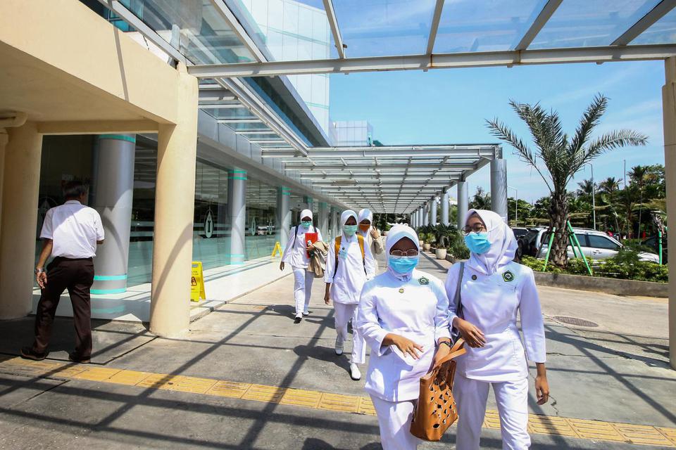 Pekerja rumah sakit menggunakan masker di RSPI Sulianti Saroso, Jakarta, Senin (2/3/2020). Presiden Joko Widodo mengumumkan dua orang positif terjangkit virus corona, dan saat ini berada di ruang isolasi RSPI Sulianti Saroso, Jakarta.