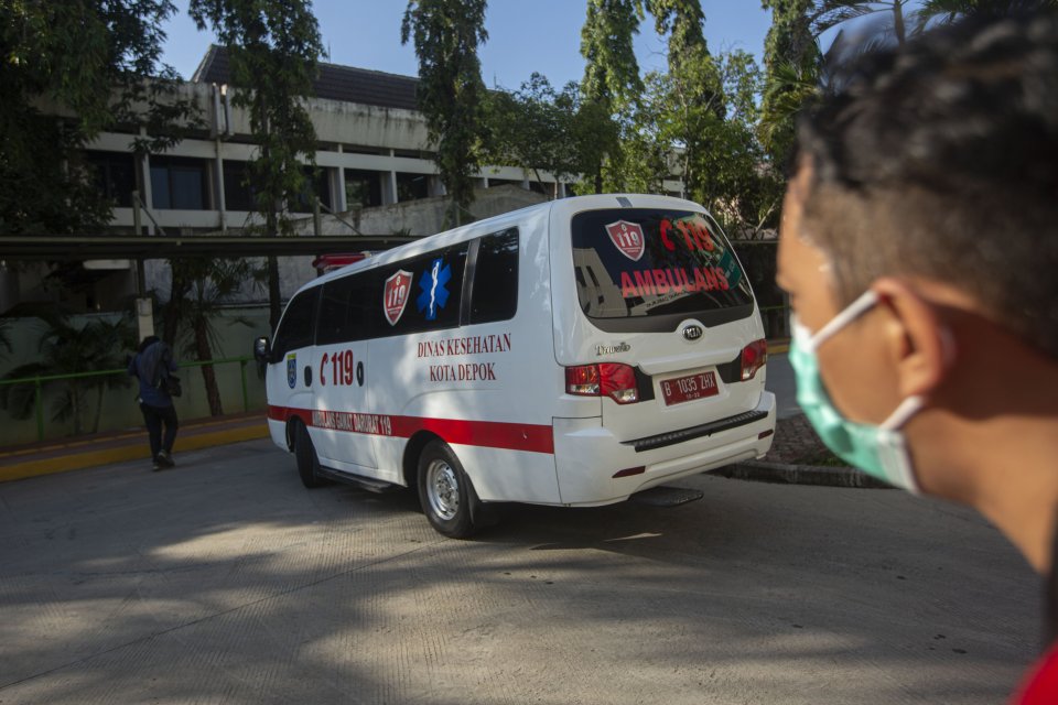 Mobil ambulans Dinas Kesehatan Kota Depok memasuki Ruang Isolasi Gedung Mawar, Rumah sakit Penyakit Infeksi Prof. Dr. Sulianti Saroso, Jakarta Utara, Senin (3/3/2020). Mobil ambulans yang langsung memasuki ruang isolasi tersebut diduga membawa kerabat pas