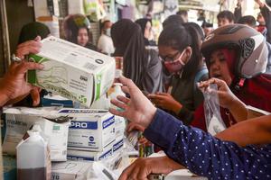 PERMINTAAN MASKER MELONJAK DI BEKASI