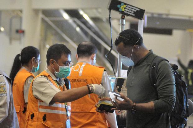 Petugas memeriksa Health Alert Card atau Kartu Kewaspadaan Kesehatan di Terminal Kedatangan Internasional Bandara Internasional I Gusti Ngurah Rai, Bali, Senin (2/3/2020). 