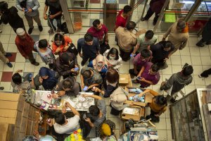 Penjual Masker di Buru Pembeli