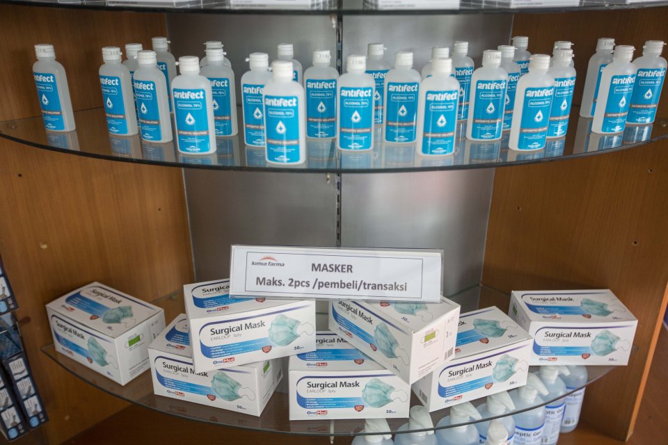 Masker dan aseptick gel di apotek kimia farma, Jalan Cikini, Jakarta Pusat, Rabu (4/3/2020). Kimia farma membatasi pembilan masker kepada masyarakat dengan maksimal transaksi 2pcs/orang, guna menekan harga dan antisipasi kelangkaan masker di pasaran.
