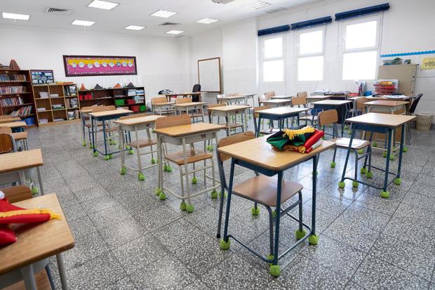 Sebuah ruang kelas kosong terlihat di sebuah sekolah swasta di Hawally, setelah Kementerian Pendidikan menghentikan kegiatan sekolah dan universitas akibat penularan virus korona baru, di kota Kuwait, Kuwait, Senin (2/3/2020).