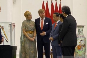 Presiden Joko Widodo menerima keris Pangeran Diponegoro (kiri dalam kotak kaca) dari Raja Willem Alexander dari Belanda. Penyerahan secara simbolik di