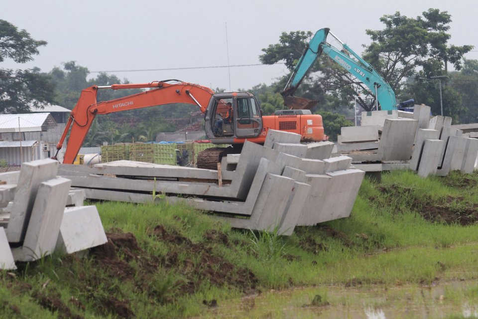 Pekerja beraktivitas di proyek pembangunan jalan menuju lokasi bandara di Desa Bulusari, Kediri, Jawa Timur, Kamis (5/3/2020). 