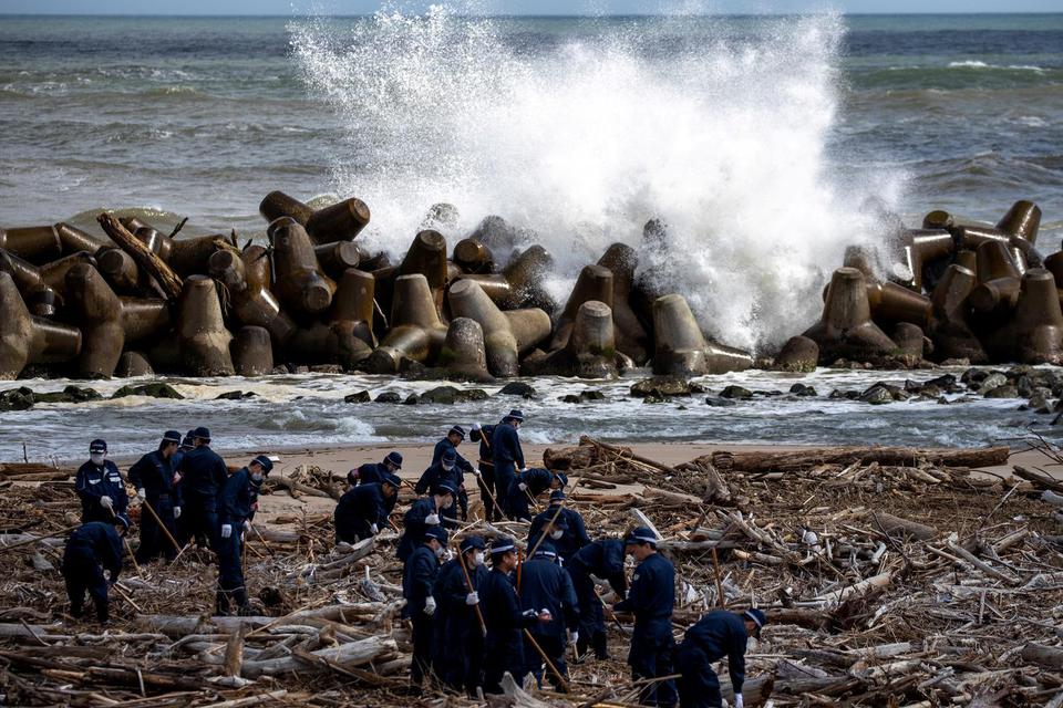 Athit Prawongmetha Opsir polisi mengadakan operasi pencarian sisa jasad mereka yang hilang saat terjadi gempa dan tsunami pada 11 Maret 2011 di Namie, perfekur Fukushima, Jepang, Rabu (11/3/2020). 