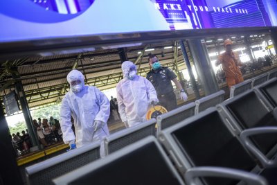 Penyemportan Disinfektan di Stasiun Gambir